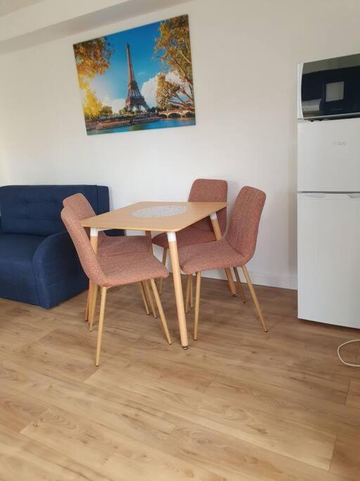 Studio Equipe Et Meuble St Cyprien Saint-Cyprien  Esterno foto